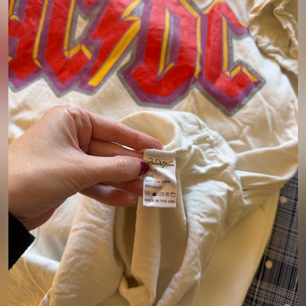 MadeWorn AC/DC white band T-shirt size small - Picture 3 of 4